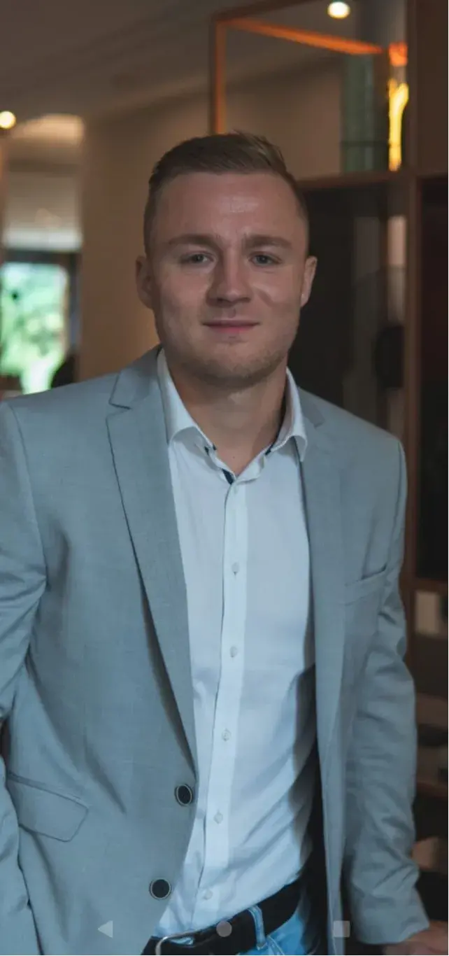 Steven Sagemüller im Anzug